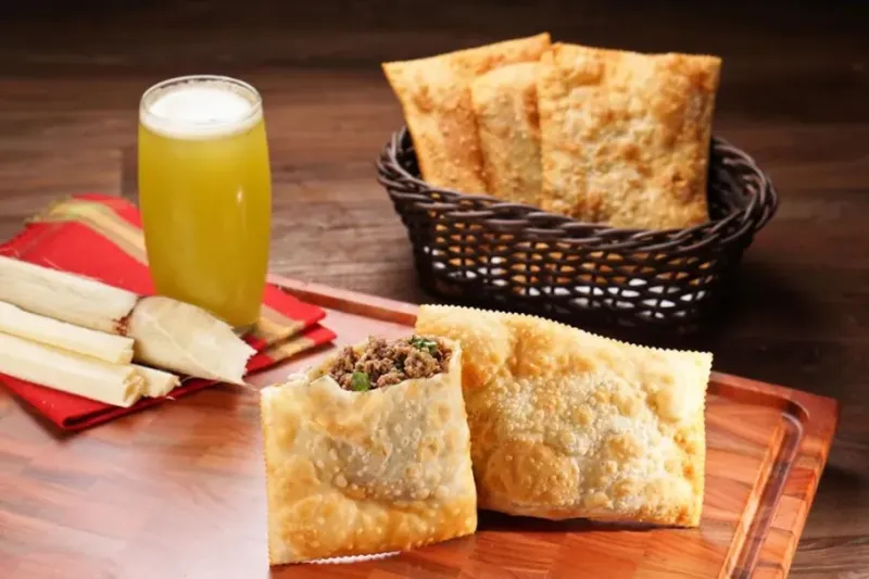 3 PASTEIS + 01 CALDO CANA 500ML