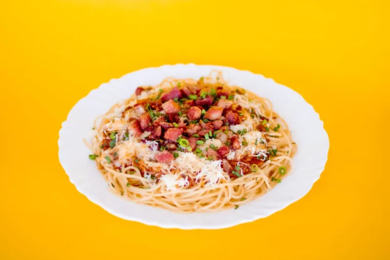 MACARRÃO Á BOLONHESA COM BACON 